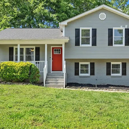 3Br Gem! Home Theater With Large Yard! 5 Miles To Airport And Uptown! Free Parking! Pets Ok!